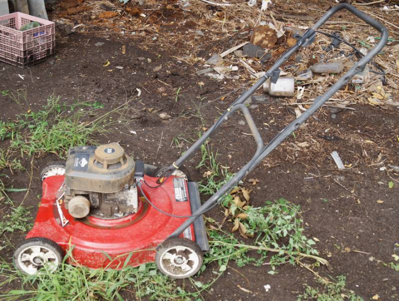 lot 2539 image: 3.5 H.P. Push Lawnmower