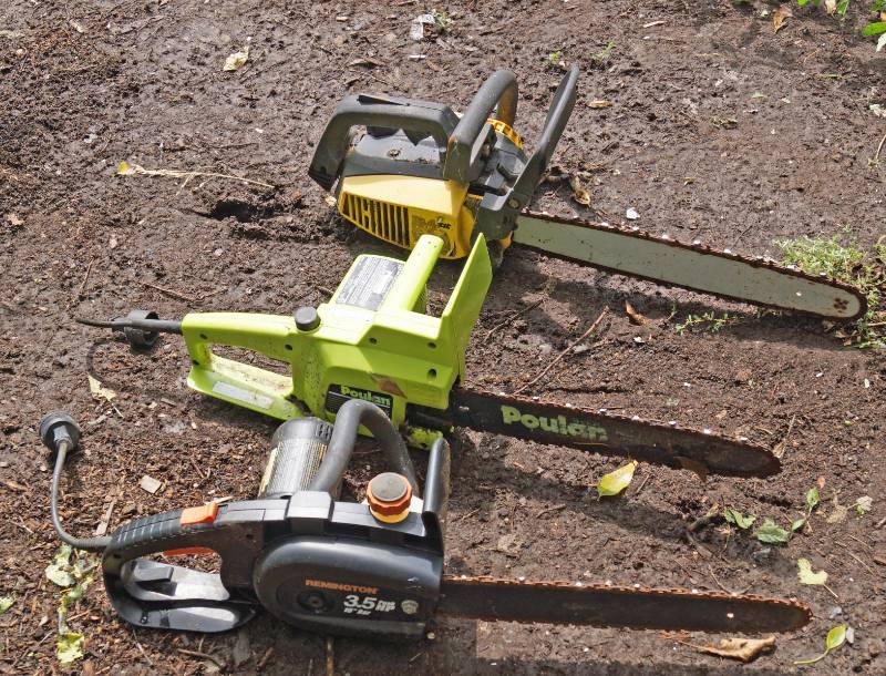 lot 2541 image: Lot of 3 Chainsaws