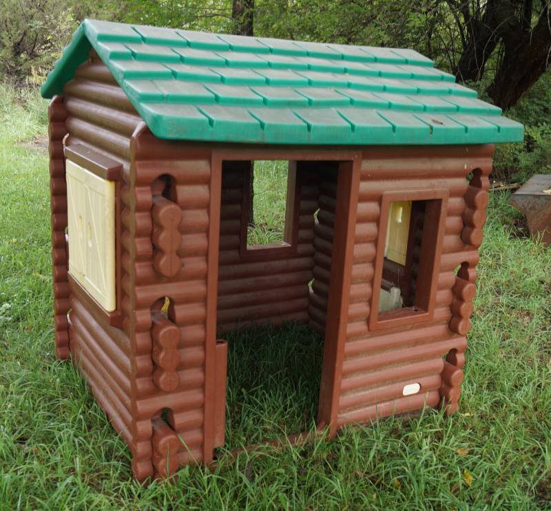 lot 2545 image: Little Tykes Plastic Log Cabin Playhouse