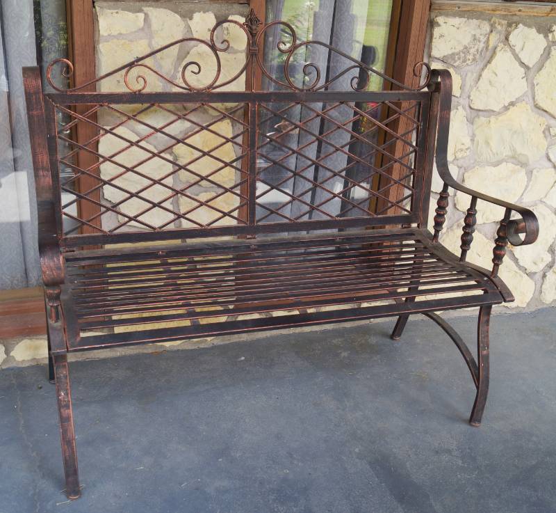 lot 2550 image: Metal Ornate Lawn Bench