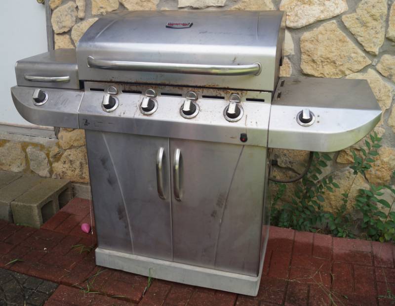 lot 2554 image: Stainless Commercial Infrared Char-Broil Grill with Side Burner - Includes Propane Bottle