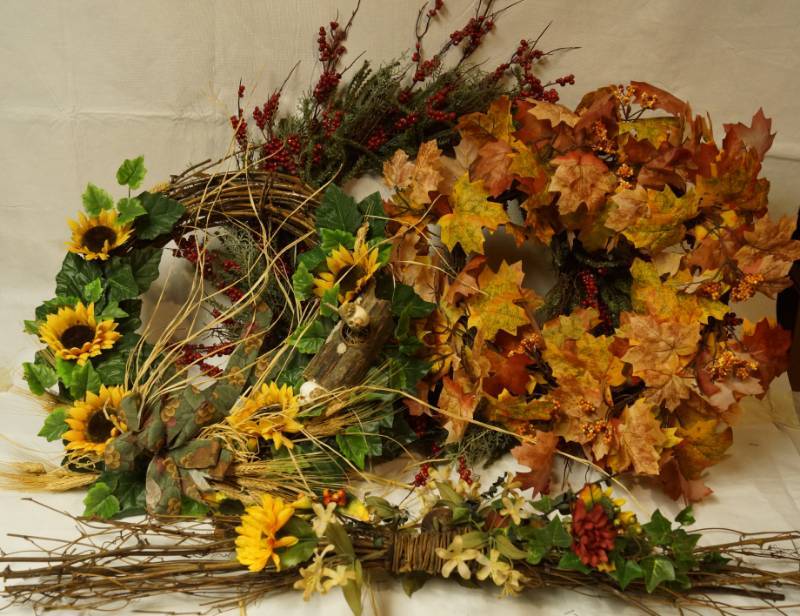 lot 2560 image: Lot of Fall Wreaths and Home Decor - Nice
