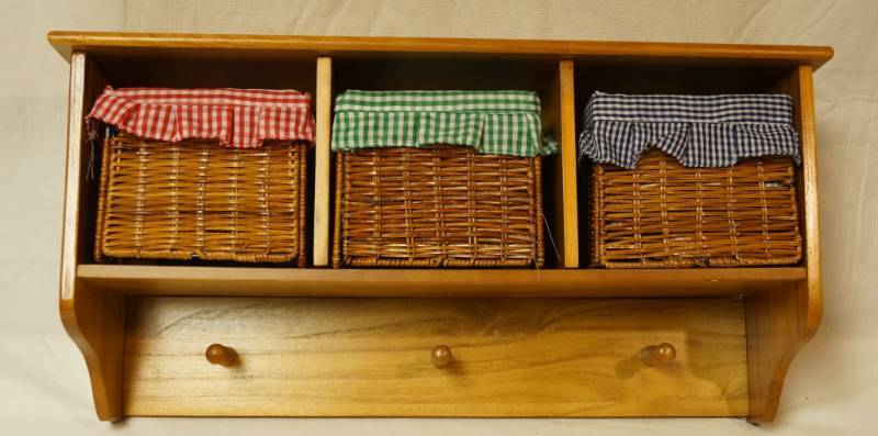 lot 2561 image: Nice Wood Organizer Shelf with Wicker, Fabric Lines Baskets and Hanging Pegs