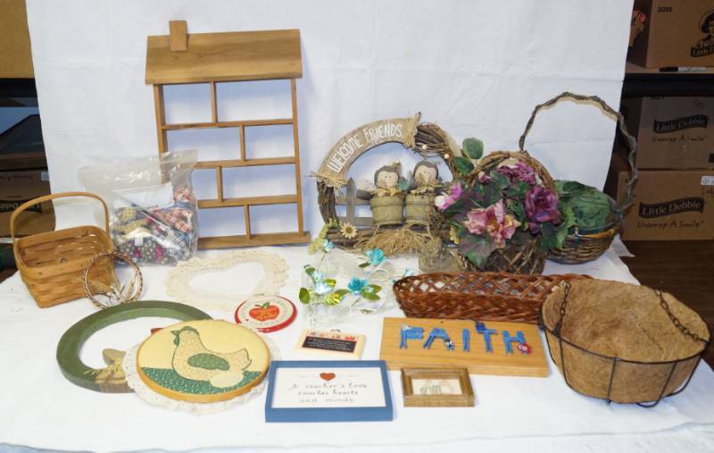 lot 2565 image: Lot of Home Decor and House-Pretties - Cute Shelf, Baskets, Wall Hangings and More See Pics