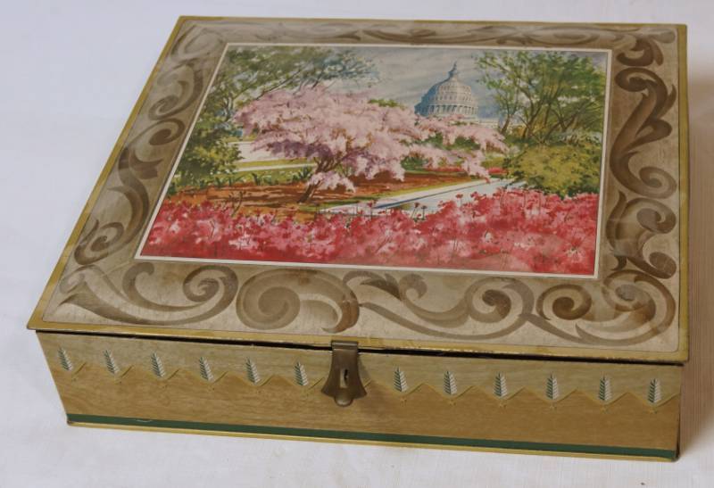 lot 2570 image: Beautiful Sunshine Biscuits White House Cookie Tin - Well-Made and Collectible