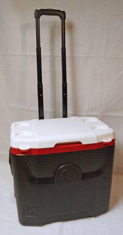 lot 2585 image: Igloo Quantum 28 Quart Rolling Cooler with Handle - Very nice and clean - no odors - like new