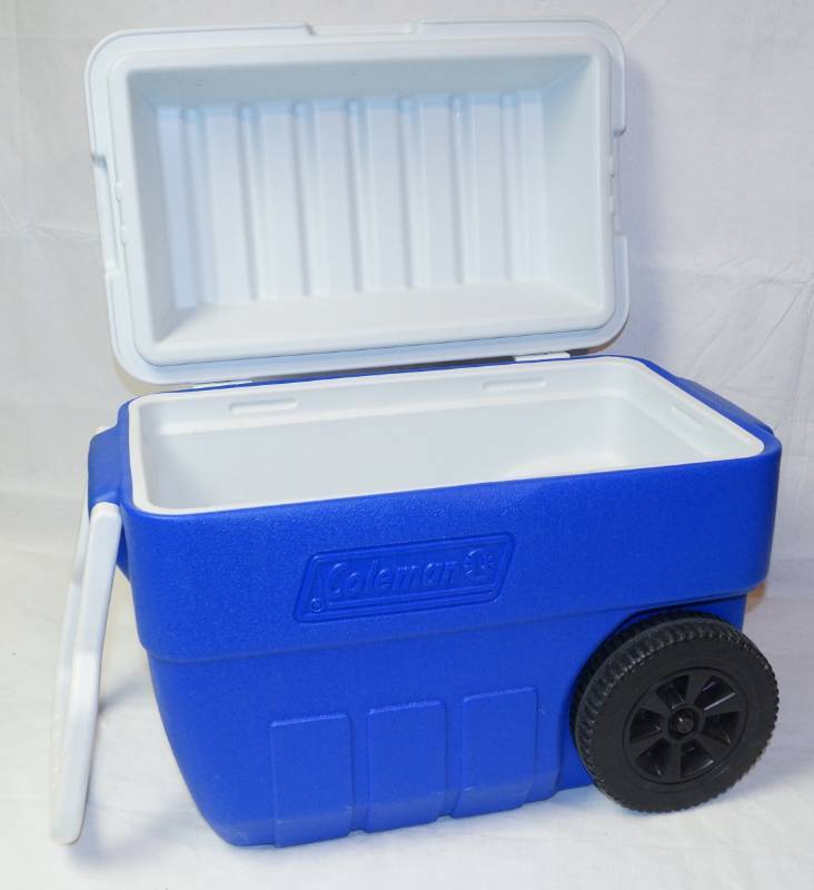lot 2586 image: Coleman Rolling Cooler with Handle - Very nice and clean - no odors - like new