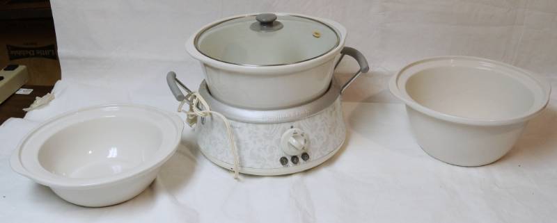 lot 2596 image: Hamilton Beach - Slow Cooker - 3 sizes of Crocks to use 2, 4, or 6 qt. WORKS