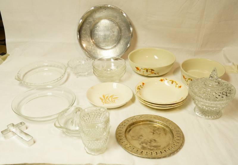 lot 2606 image: Lot of Vintage Kitchen Items and More - Glass Pie Plates, Golden Wheat Dishes and more, Aluminum Tray