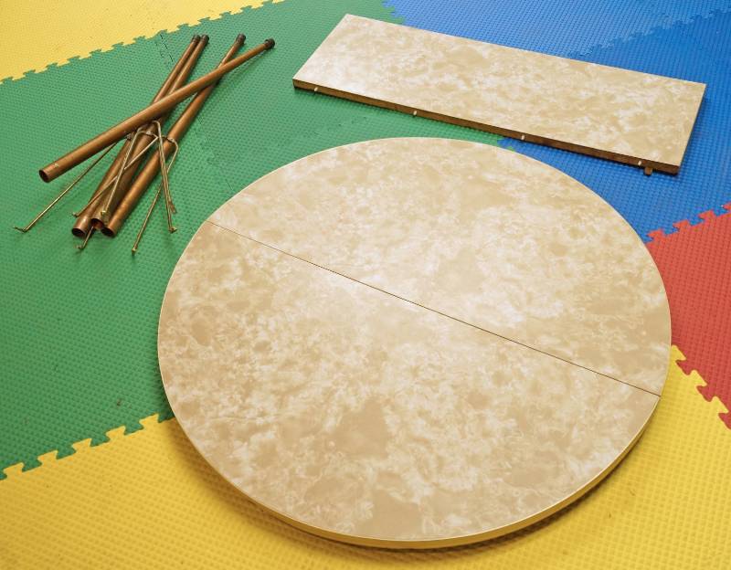 lot 2610 image: Vintage Round 3 foot Table w 1 12 leaf and legs - Awesome Style