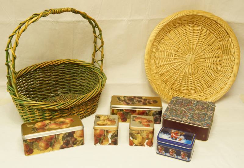 lot 2613 image: Lot of Pretty Baskets and Decorative Tins - NICE