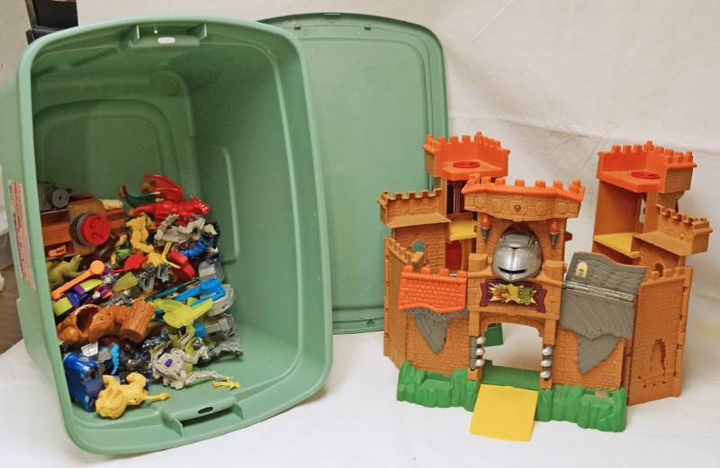 lot 2617 image: Fisher Price Imaginext Castle Set - Awesome Condition, Many pieces - Highly Collectible Fun to play In a storage tub