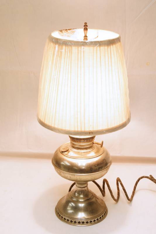 lot 2630 image: Vitage Rayo Lantern Converted into a COOL Table Lamp