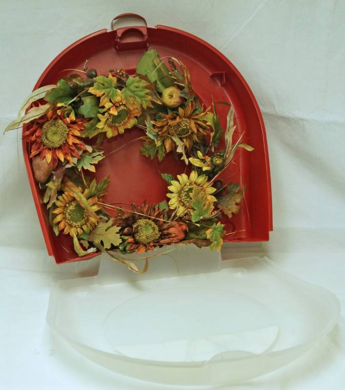 lot 2639 image: Snaplock Wreath Storage Container up to 24 w fall wreath Included NICE