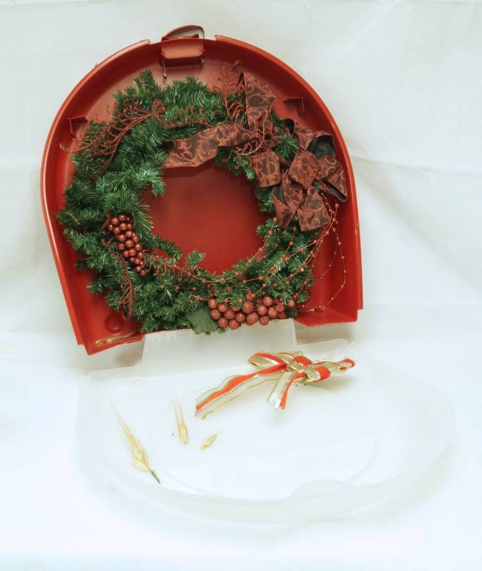 lot 2640 image: Snaplock Wreath Storage Container up to 24 w beautiful Christmas wreath Included NICE