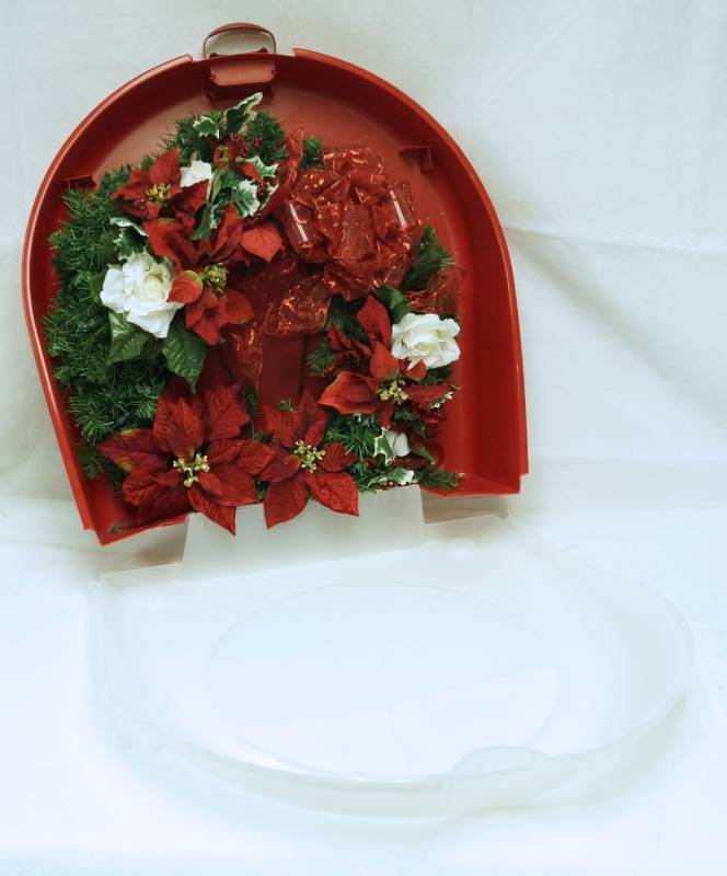 lot 2641 image: Snaplock Wreath Storage Container up to 24 w beautiful Christmas wreath Included NICE