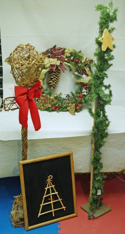 lot 2645 image: Lot of Christmas Pretties - Wicker Lamp Post Prim Style Tree, Wreath and Wheat Art Tree - WOW