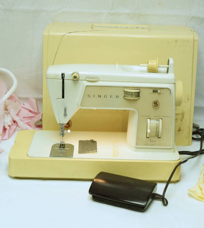 lot 2647 image: Singer Sewing Machine - Touch & Sew  - Neat Old Machine