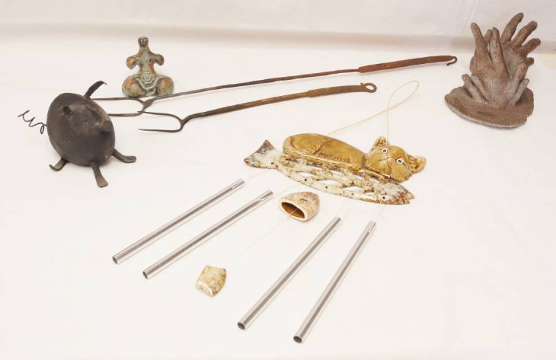 lot 2655 image: Lot of Metal Art - Cute Pig, Long Forks and More See pics