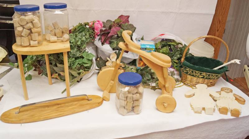 lot 2658 image: Lot of Wooden Crafty Stuff, Paintables, Wood Dowels, Greenery and more Nice lot, see pics