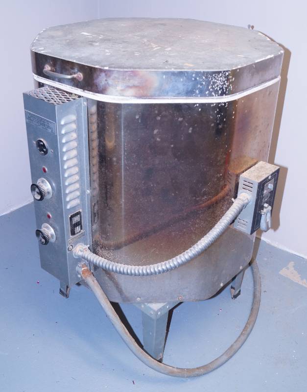 lot 2672 image: Paragon Electric Kiln - Works - Includes molds, green-ware, and all accessories shown in photos - NICE LOT