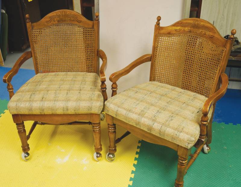 lot 2674 image: Lot of 4 Vintage Rolling Armchairs - Good Condition - Wicker - These are purty