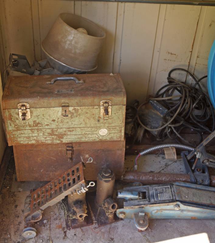 lot 2677 image: Contents of Shed Shown in Picture - Jacks, Tool Boxes, Outdoor Light, Cables - see pics