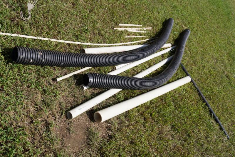 lot 2682 image: Lot of Plastic PVC Pipe (white and black) and 2 pieces of drain pipe - see pics