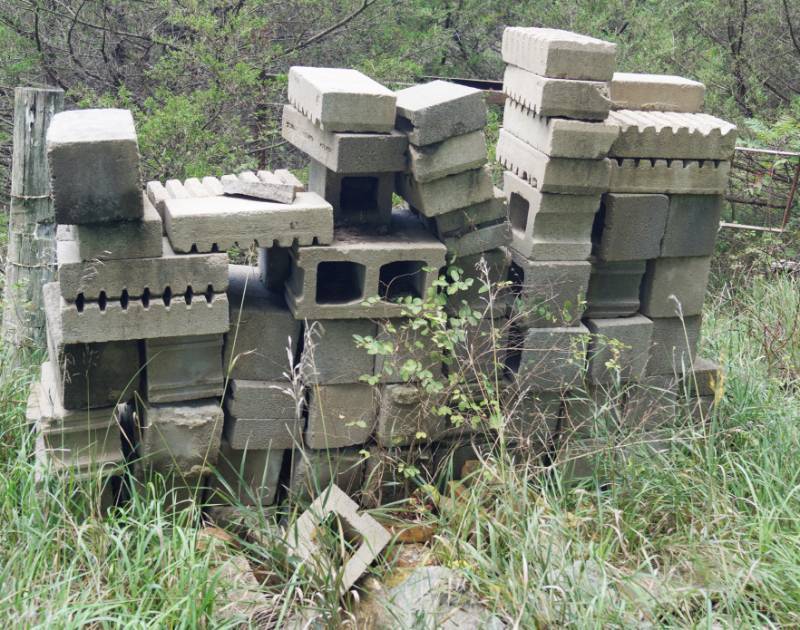 lot 2684 image: Lot of Cinder Blocks and Rocks - This pile only