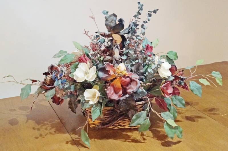 lot 2689 image: Big, Pretty Artificial Table Centerpiece - almost 3 across