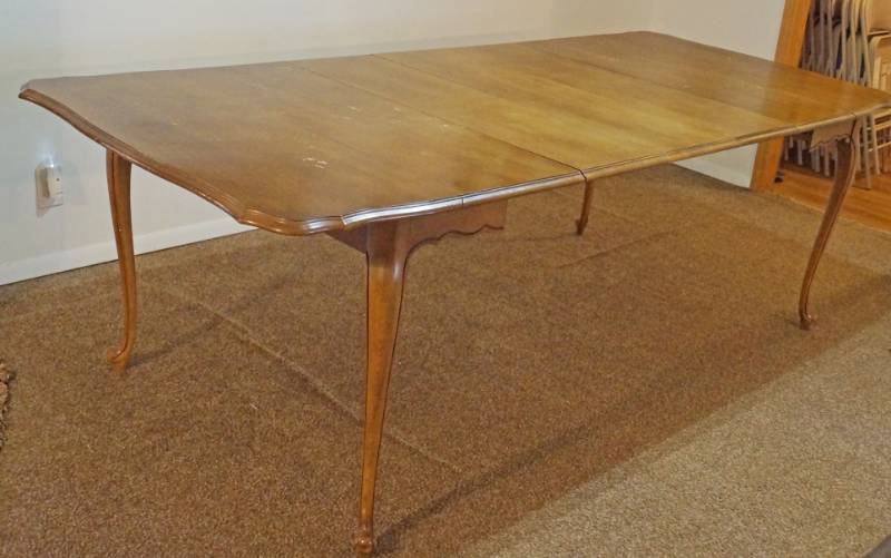 lot 2690 image: Very Large Dining Table - 3 Leaf Extra - Plenty of room for the holidays - See pics for measurements