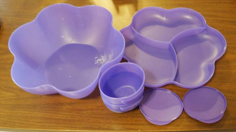 lot 2693 image: Purple TUPPERWARE Chips and Dip Serving Set with Extra Bowls - Nice and Clean