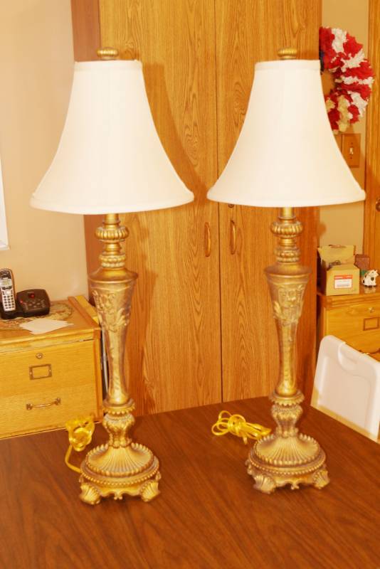 lot 2700 image: Lot of 2 - Decorative Matching Table Lamps These are NICE