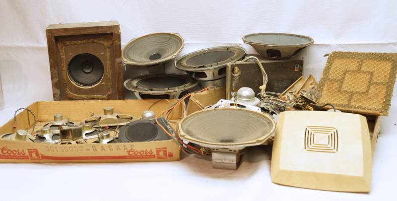 lot 2068 image: Lot of many small and tiny speakers - see photo