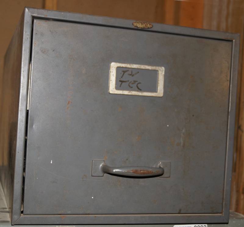 lot 2283 image: Vintage COLE-STEEL Gray One-Drawer File Cabinet - Empty