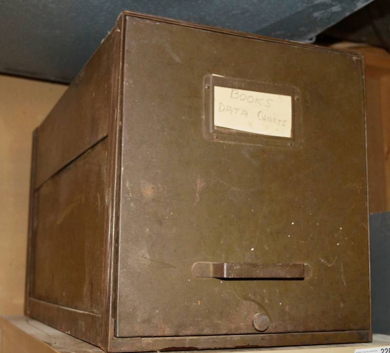 lot 2284 image: Vintage One Drawer File Cabinet - Empty