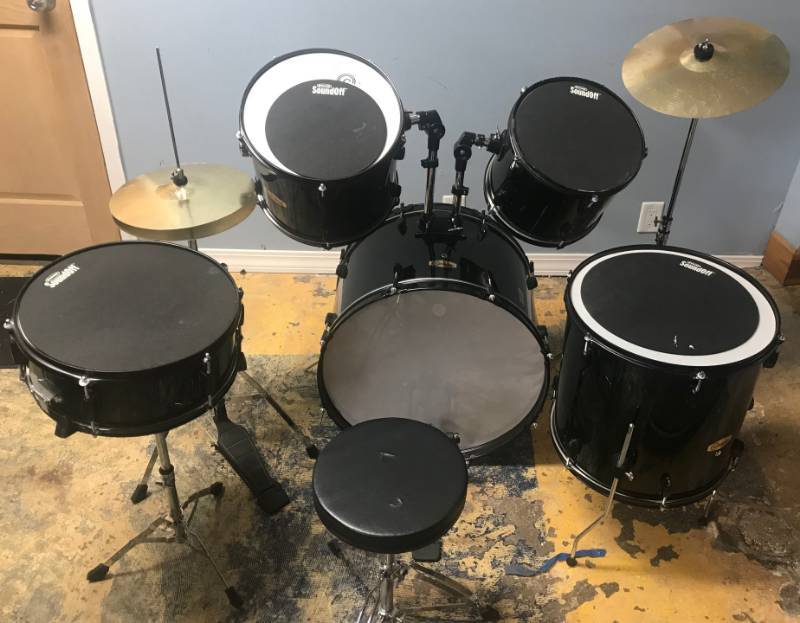 lot 3475 image: Gammon Percussion 8 pc Drum Set with Cymbals