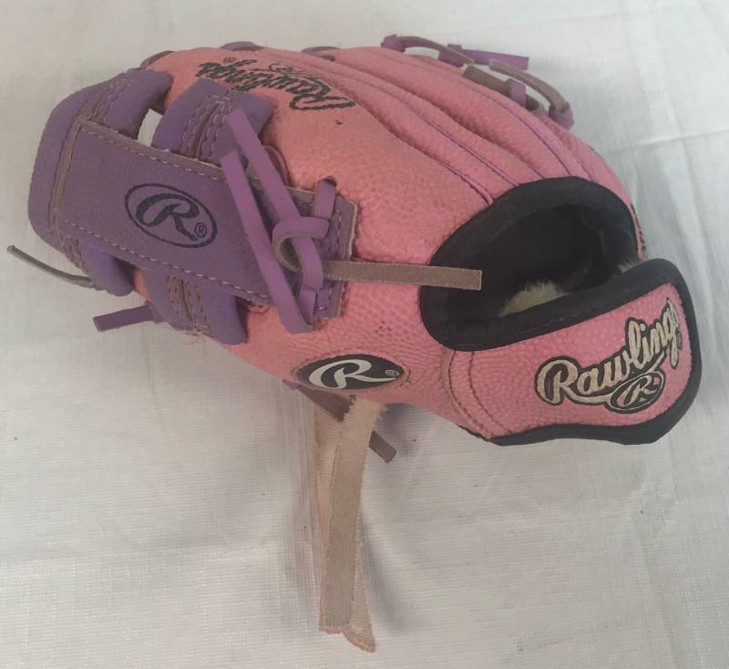 lot 3497 image: Rawlings Youth Girls Pink Purple Baseball Mitt Glove 9 Players Series PL209P