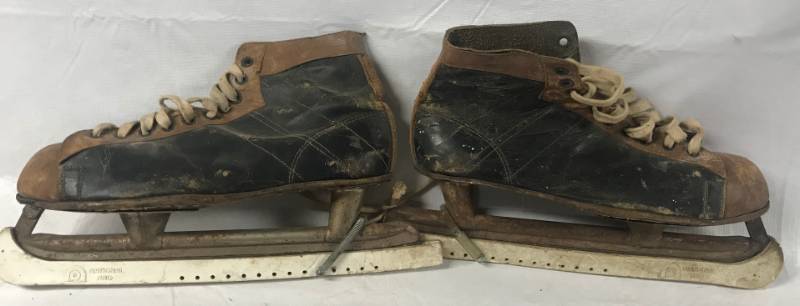 lot 3499 image: Super Vintage ICE SKATES with Blade Keepers
