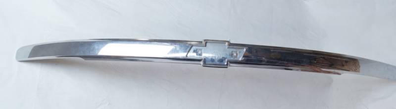 lot 1431 image: CAR PARTS - Chevy Front Molding
