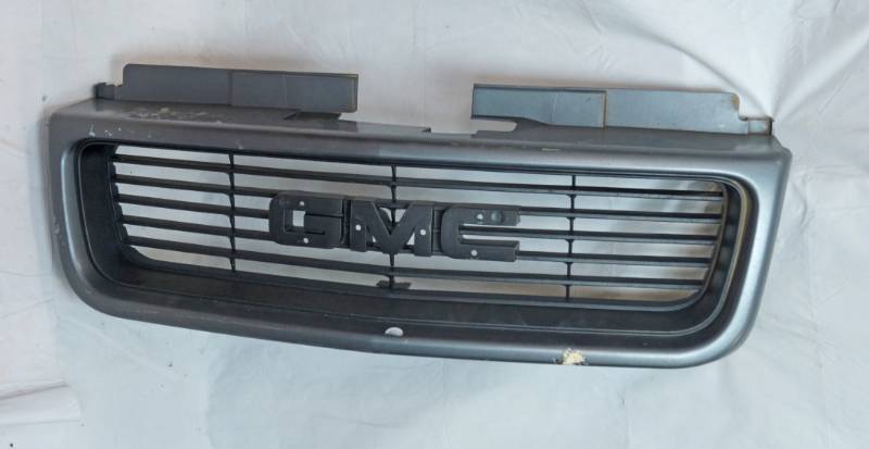 lot 1439 image: CAR PARTS - GMC Front Grill