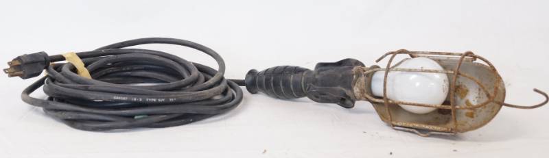 lot 1444 image: Plug in Hanging Shop Light
