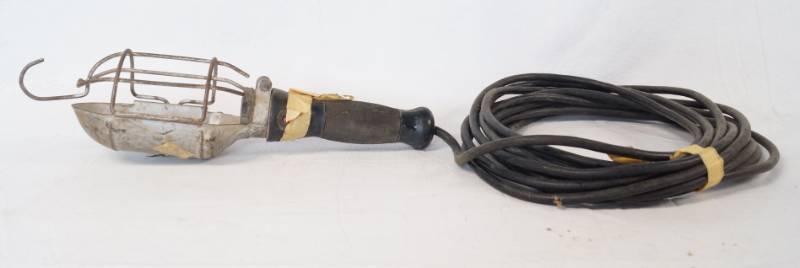 lot 1445 image: Plug in Hanging Shop Light
