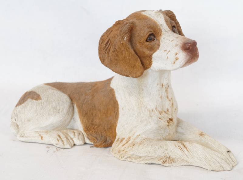 lot 1447 image: Original SANDICAST Sculpture - 199 Brittany Dog - OrangeWhite