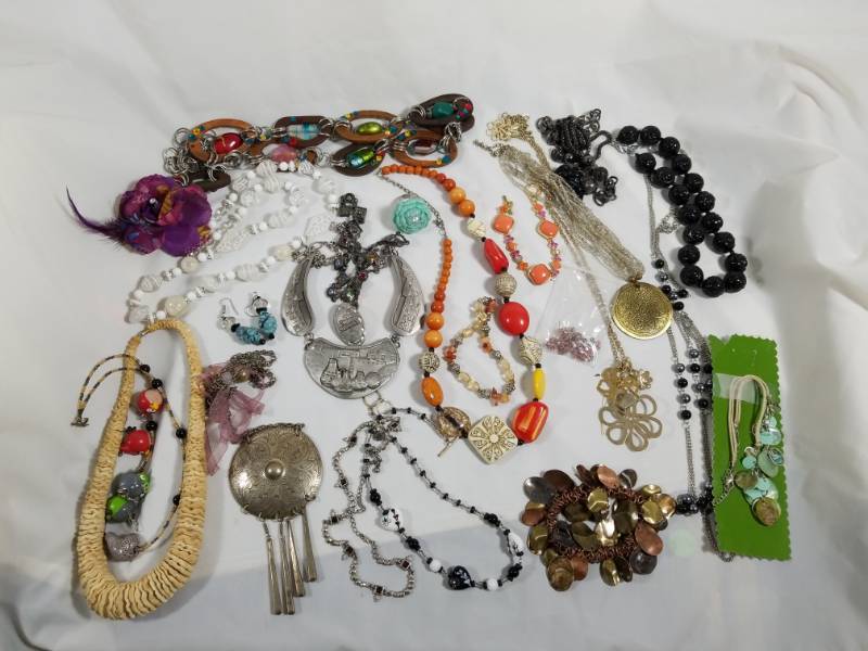 lot 8034 image: Large lot of Jewelry
