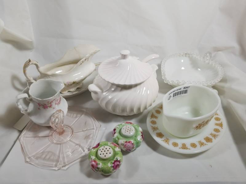 lot 8047 image: Lot of Glass Items  Pyrex, Fenton, Limoges
