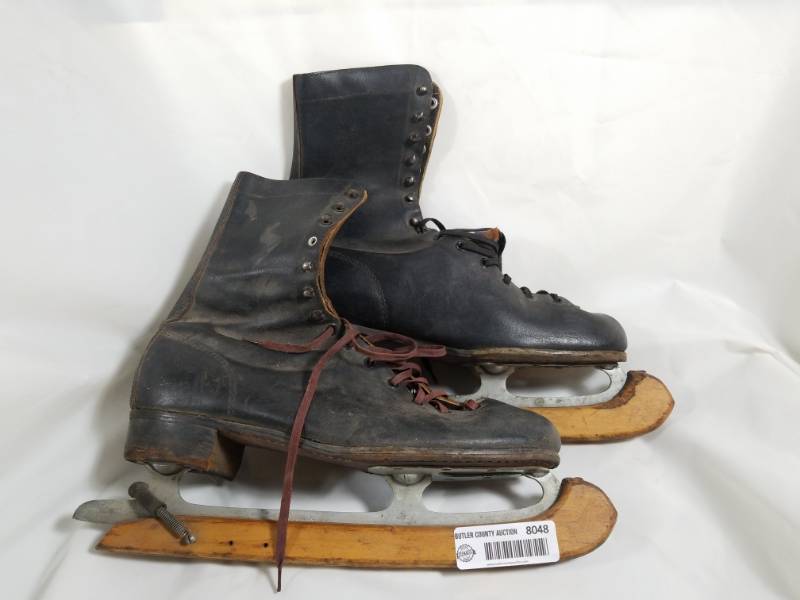 lot 8048 image: Old Pair of Mens Figure Skates