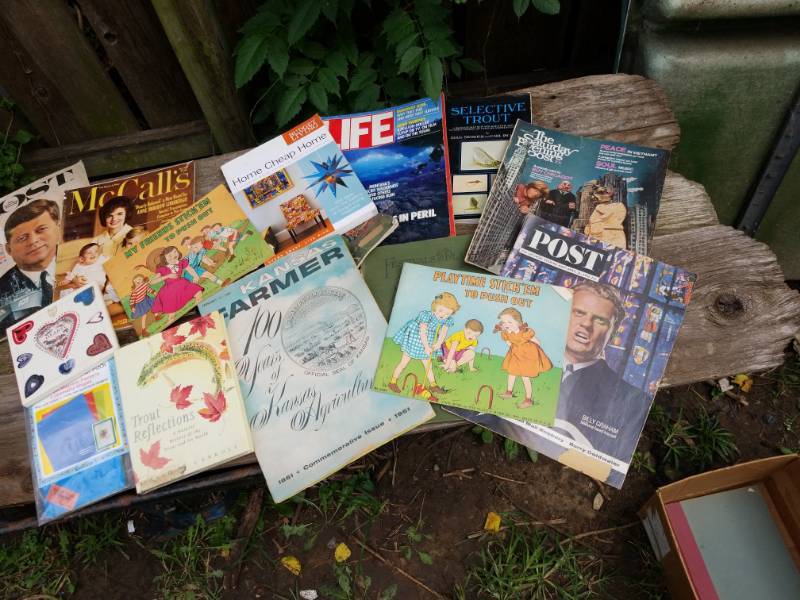 lot 8077 image: Lot of old magazines & Books