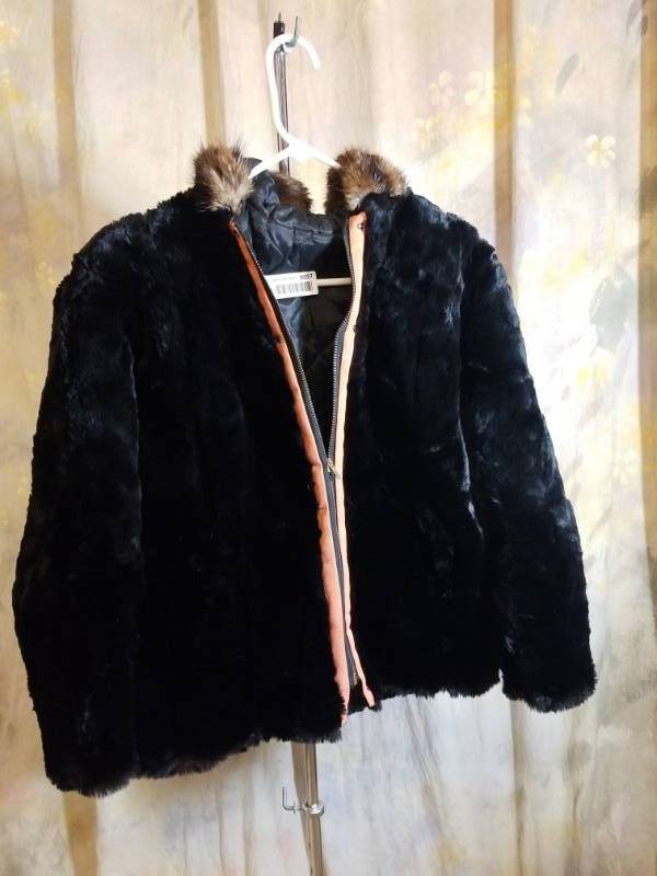 lot 8097 image: Lot of 2 Fur Items  Shoulder Warmer  & Coat Womans (M - Medium)