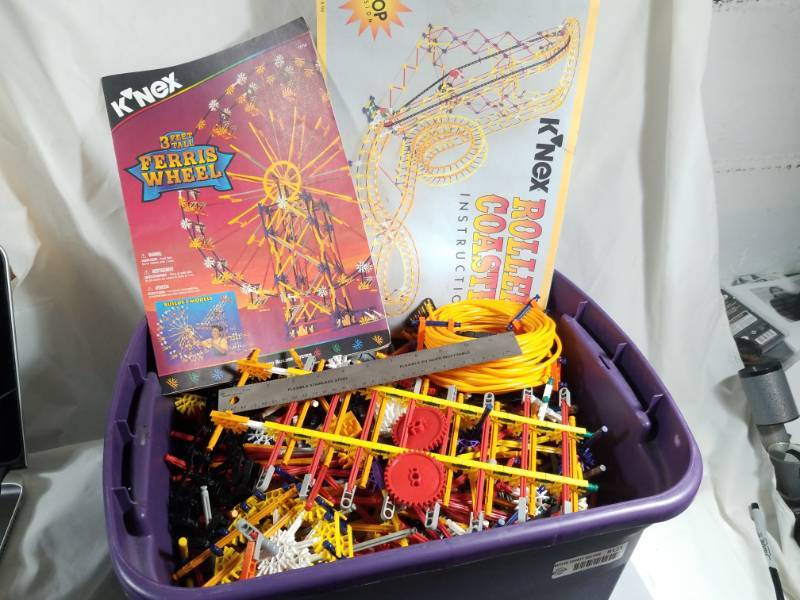 lot 8121 image: Tub of KNex Kits - Ferris Wheel & Roller Coaster